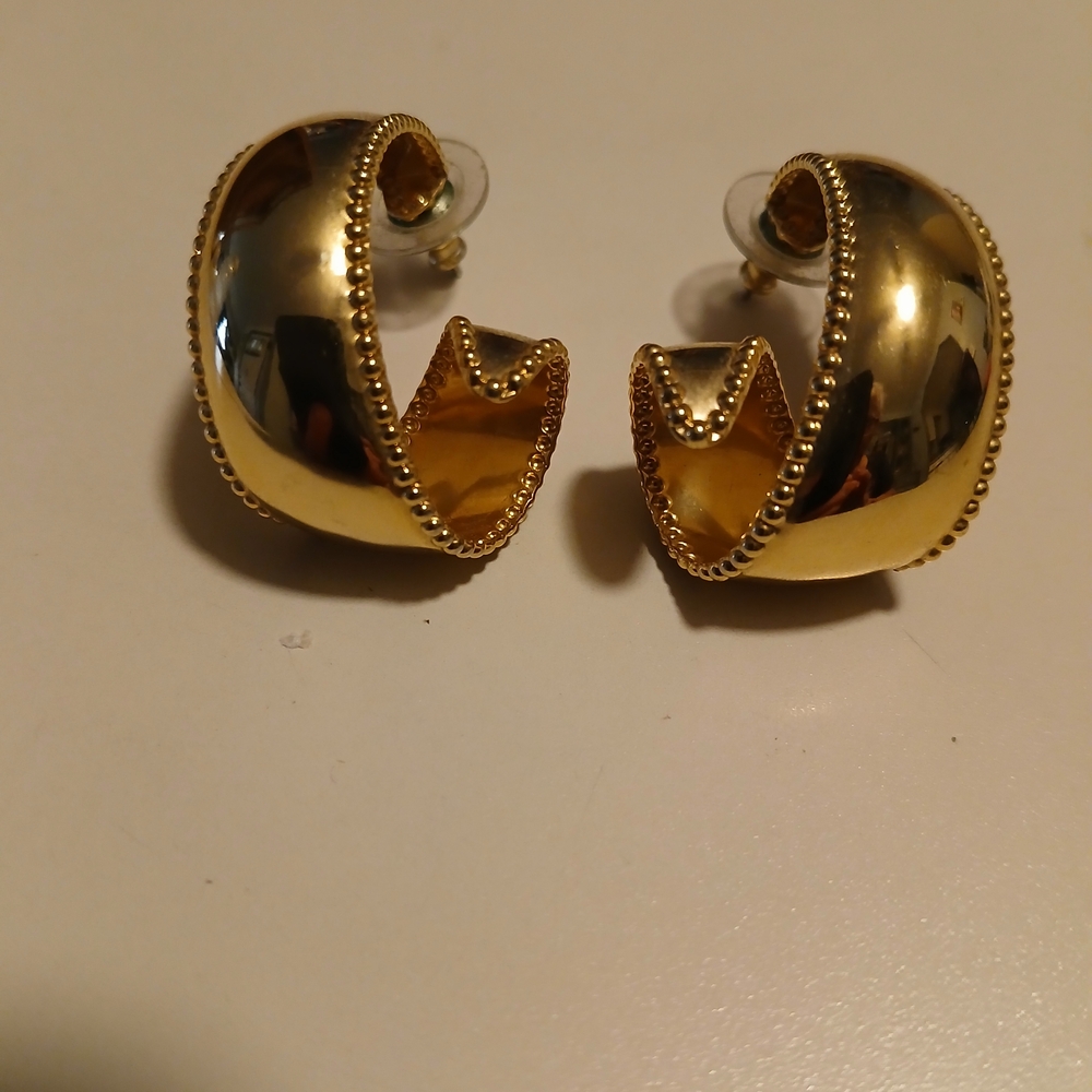 Elegant Gold Hoop Earrings